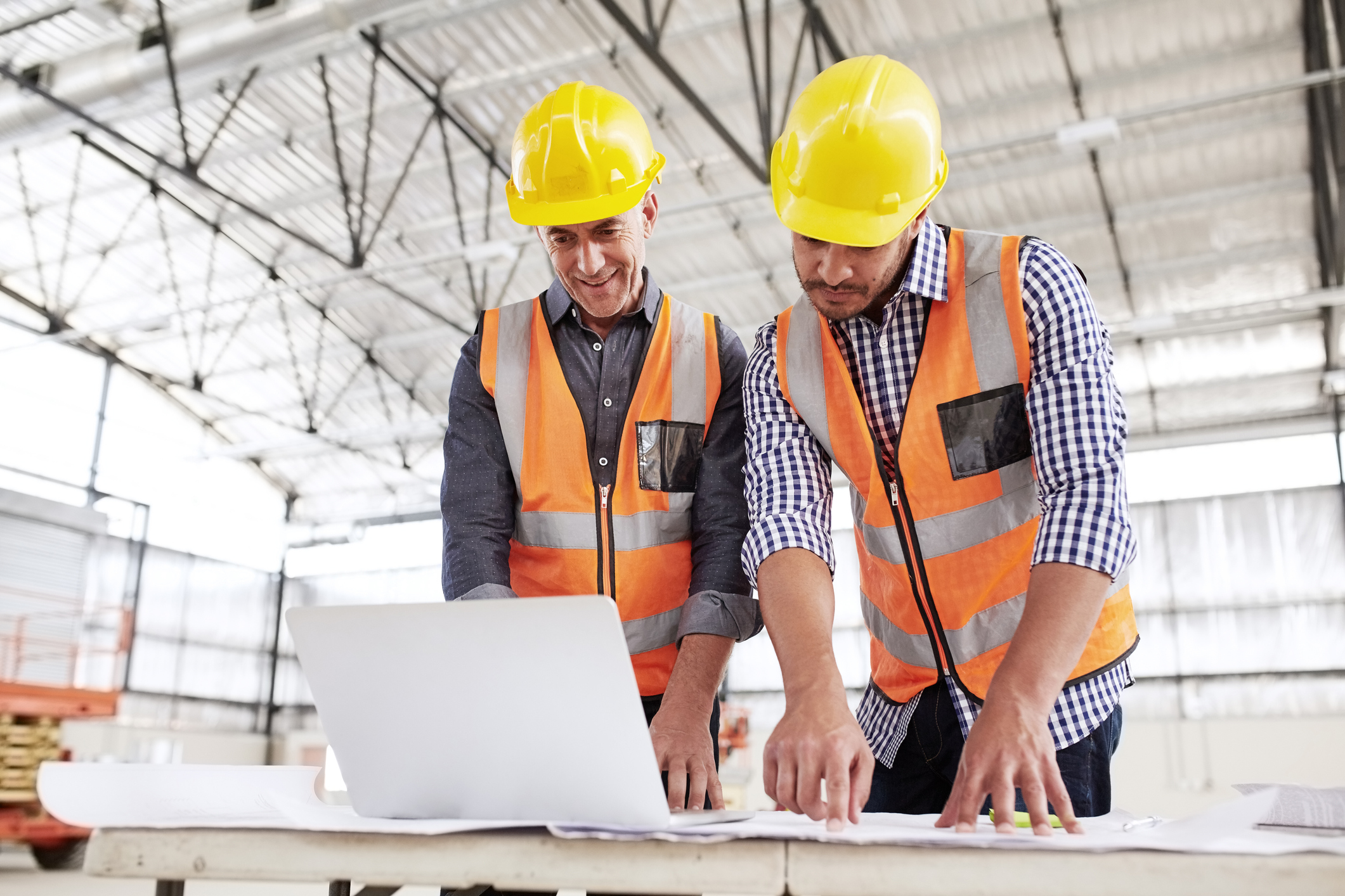 猛暑のピークを越えても要注意！製造業・建設業向け熱中症対策